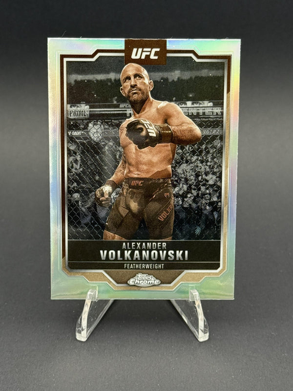 2025 Topps Chrome UFC #18 Alexander Volkanovski Refractor